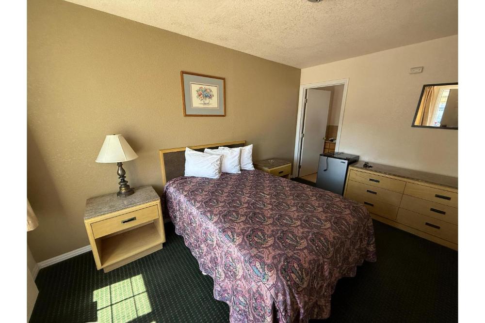 Queen Bed Non-Smoking interior